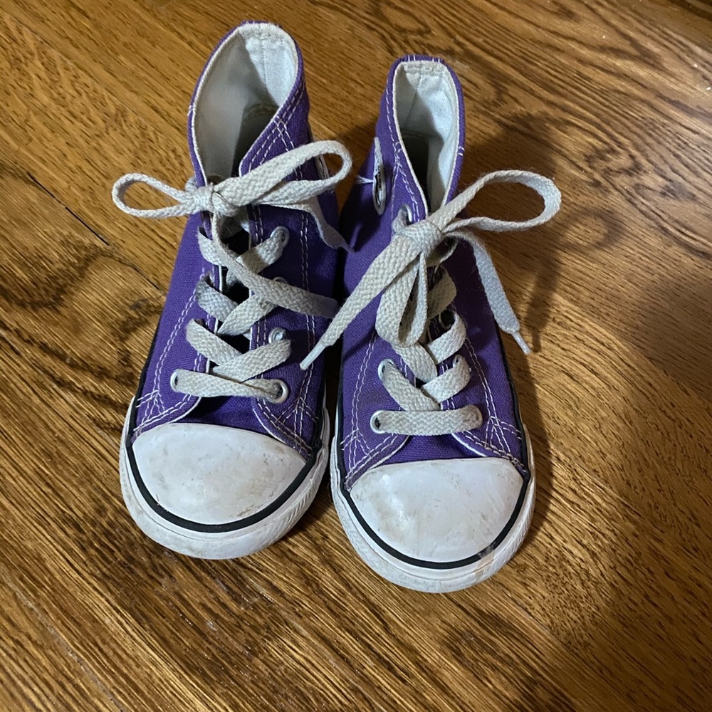 Toddler’s converse sneakers